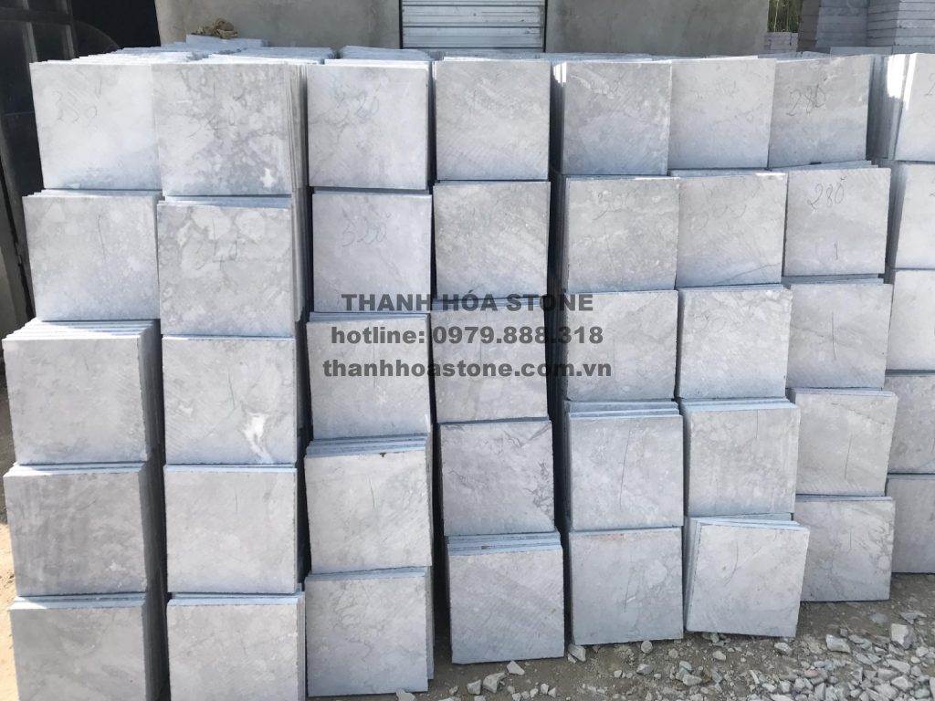 Đá ghi sáng Thanh Hóa cắt thô xếp thành phẩm tại kho xưởng
